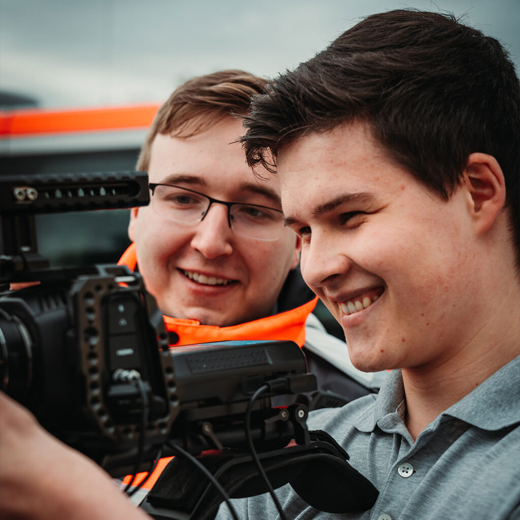 Maximilian Kritter und Kevin Stiller checken Aufnahmen